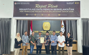 Anggota Bawaslu Provinsi Kalimantan Timur, Wamustofa Hamzah menerima BA Hasil Pleno Rekapitulasi Data Pemilih Berkelanjutan (DPB) Triwulan I Tahun 2026 dari KPU Kota Balikpapan.