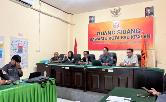 Ketua dan Anggota Bawaslu Kota Balikpapan memimpin Rapat Persiapan Pengawasan Pemutakhiran Data Partai Politik Berkelanjutan dan Konsolidasi Partai Politik se-Kota Balikapapan