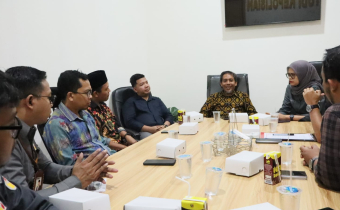 Ketua dan anggota Bawaslu Kota Balikpapan bersama Rektor dan perwakilan Fakultas Hukum Universitas Balikpapan (UNIBA).