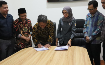 Ketua Bawaslu Balikpapan dan Dekan FH Uniba melakukan penandatanganan Nota Kesepahaman (Memorandum of Understanding / MoU) 