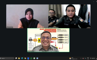 Anggota Bawaslu Kota Balikpapan, Hamrin menerima wawancara penelitian Mahasiswi UNMUL.