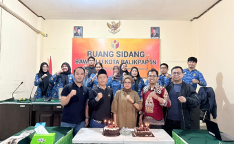 Ketua, Anggota, Kasek dan seluruh jajaran sekretarat Bawaslu Kota Balikpapan merayakan HUT Bawaslu ke-18.