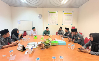 Ketua dan anggota Bawaslu Kota Balikpapan bersama pimpinan Dewan Masjid Indonesia (DMI) Kota Balikpapan