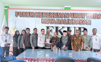 Anggota Bawaslu Kota Balikpapan bersama perwakilan pengurus FKUB Kota Balikpapan