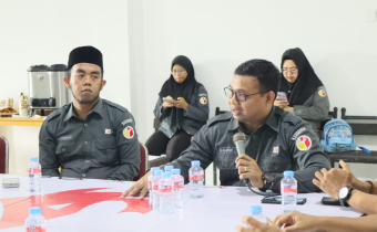 Anggota Bawaslu Hamrin menyampaikan paparan kepada perwakilan Partai PSI Kota Balikpapan