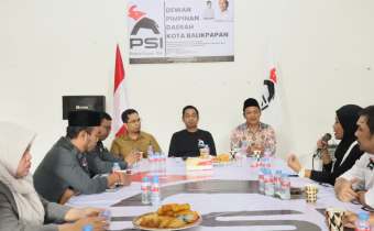 Anggota Bawaslu Kota Balikpapan berdiskusi dengan perwakilan PSI Kota Balikpapan