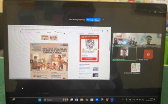 Pemaparan Jurnalis  Tribun Jatim Network, Farid Mukarrom, S.IP., yang memberikan materi secara interaktif via ruang virtual Zoom.
