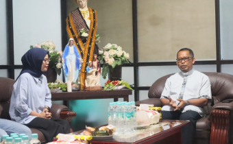 Ketua Bawaslu Balikpapan, Wasanti berdiskusi dengan pastur Felix Sumargono.