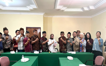 Ketua dan anggota Badan Pengawas Pemilihan Umum (Bawaslu) Kota Balikpapan konsolidasi demokrasi bersama tokoh Parisada Hindu Dharma Indonesia (PHDI) Kota Balikpapan