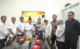 Anggota Bawaslu Balikpapan menyerahkan Buku Potret Pengawasan Pilkada 2024 kepada pengurus Universitas Mulia