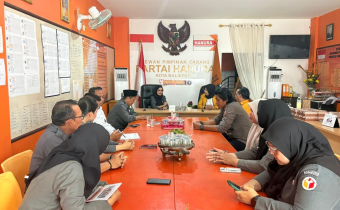  Bawaslu Kota Balikpapan melaksanakan kunjungan ke sekretariat Partai Hanura dalam rangka konsolidasi demokrasi.