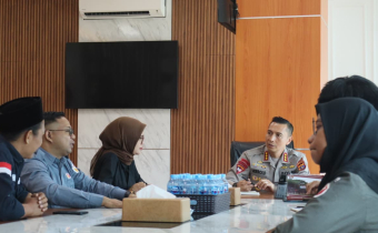 Badan Pengawas Pemilihan Umum (Bawaslu) Kota Balikpapan melakukan kunjungan audiensi strategis ke Markas Polresta Balikpapan dalam rangka konsolidasi demokrasi dan penguatan sinergi antarlembaga.