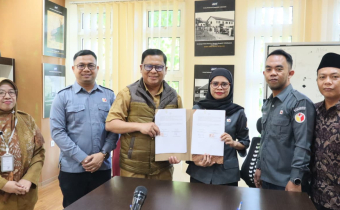 Ketua Bawaslu Balikpapan melakukan penandatanganan PKS bersama Dinas Perpustakaan dan Arsip (Dispustakar) Kota Balikpapan.