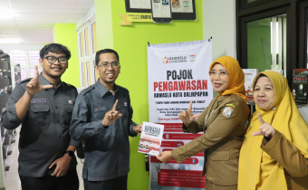 Dokumentasi Bawaslu Kota Balikpapan Menyerahkan Buku-Buku Kepemiluan