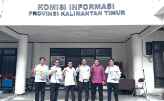 Bawaslu Kota Balikpapan Serahkan Laporan Layanan Informasi Publik Tahun 2025